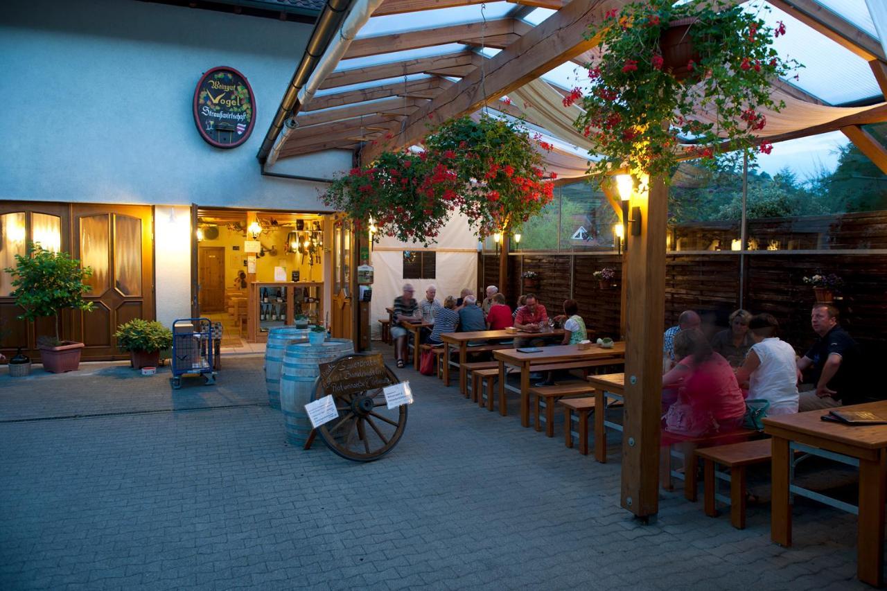 Апартаменты Weingut & Strausswirtschaft Vogel Фогтсбург Экстерьер фото