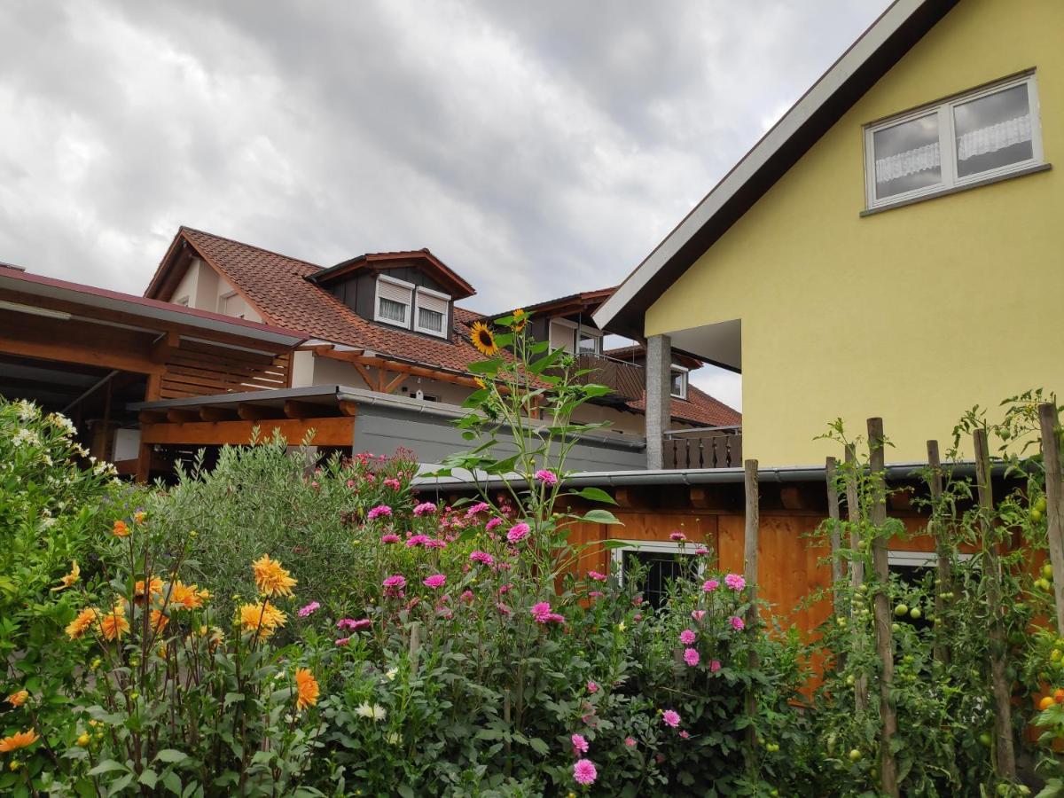 Апартаменты Weingut & Strausswirtschaft Vogel Фогтсбург Экстерьер фото